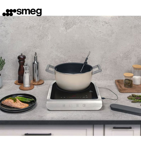 Smeg Portable Induction Cooktop - Matte Black