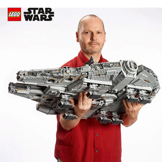 LEGO® Star Wars Millennium Falcon™ UCS LEGO® Star Wars Millennium Falcon™ UCS